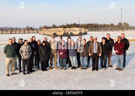 Le commandant de la garnison, le colonel Michael Poss, et le adjoint du commandant de la garnison, Brad Stewart, sont présentés sur une photo du 15 février 2022, avec des membres du Centre de préparation logistique de fort McCoy, dans le Wisconsin. Les chefs de garnison ont effectué une visite spéciale pour les remercier de leur soutien de six mois à l'opération alliés Welcome (OAW). La mission de l'OAW s'est terminée à fort McCoy le 15 février 2022. Banque D'Images