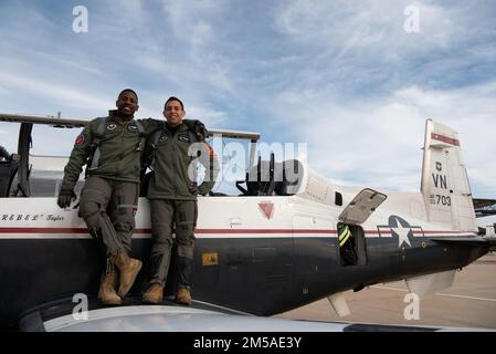 1st LTS. Alex Lewit et Courtland White prennent la relève de Team Vance Instagram @vanceafb pour le reste de la semaine! Ils seront en poste à partir de la joint base Charleston, en Caroline du Sud, dans le cadre de l'événement patrimonial « Accelerating the Legacy », le 15 février. Grâce au programme accélérer l'héritage, les officiers noirs visitent des régions traditionnellement mal desservies des États-Unis, partagent leurs histoires et encouragent les minorités américaines à envisager une carrière dans l'Armée de l'air des États-Unis. (É.-U. Photos de la Force aérienne par Airman 1st Class Kathy Duran) Banque D'Images