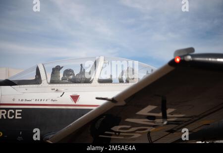 1st LTS. Alex Lewit et Courtland White prennent la relève de Team Vance Instagram @vanceafb pour le reste de la semaine! Ils seront en poste à partir de la joint base Charleston, en Caroline du Sud, dans le cadre de l'événement patrimonial « Accelerating the Legacy », le 15 février. Grâce au programme accélérer l'héritage, les officiers noirs visitent des régions traditionnellement mal desservies des États-Unis, partagent leurs histoires et encouragent les minorités américaines à envisager une carrière dans l'Armée de l'air des États-Unis. (É.-U. Photos de la Force aérienne par Airman 1st Class Kathy Duran) Banque D'Images