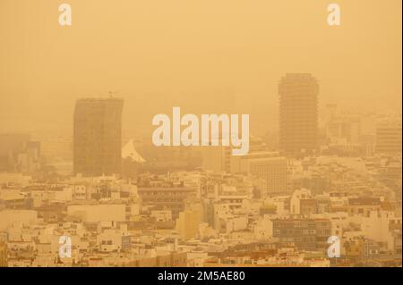 Las Palmas, Grande Canarie, Îles Canaries, Espagne. 27th décembre 2022. La lumière sinistre sur la plage de la ville de Las Palmas, comme le sable et la poussière du Sahara soufflant sur les vents forts de l'Afrique réduit la visibilité. PHOTO : vue sur la ville de Las Palmas car la poussière et le sable sahariens réduisent la visibilité. Crédit : Alan Dawson/Alay Live News Banque D'Images
