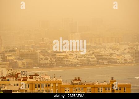 Las Palmas, Grande Canarie, Îles Canaries, Espagne. 27th décembre 2022. La lumière sinistre sur la plage de la ville de Las Palmas, comme le sable et la poussière du Sahara soufflant sur les vents forts de l'Afrique réduit la visibilité. PHOTO : vue sur Las Palmas et la plage de la ville car la poussière et le sable sahariens réduisent la visibilité. Crédit : Alan Dawson/Alay Live News Banque D'Images