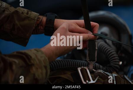 ÉTATS-UNIS Tech. De la Force aérienne Le Sgt Steven Nelson, un spécialiste en survie, évasion, résistance et évasion de l'escadron de soutien des opérations spéciales 1st, enseigne aux élèves comment faire des procédures correctives pour leurs parachutes pendant l'entraînement en parachute d'urgence, le 15 février 2022, à Hurlburt Field, en Floride. La formation est requise tous les trois ans pour certains codes spécialisés de la Force aérienne. Banque D'Images
