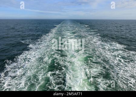 Vue depuis la poupe d'un bateau de croisière sur la vague de poupe dans la mer Banque D'Images