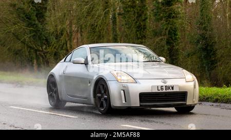 2005 voiture Nissan 350Z argent conduite sous la pluie Banque D'Images