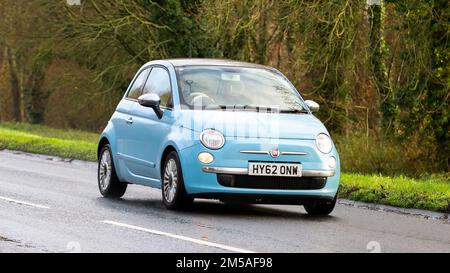 2012 Fiat 500 bleu en route sous la pluie Banque D'Images