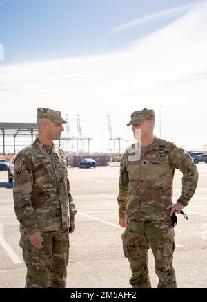 Le lieutenant-colonel Andrew Johannes (à gauche), commandant de district, parle avec le lieutenant-général Scott Spellmon 55th chef des ingénieurs et commandant général des États-Unis Armée corps des ingénieurs, avant d'obtenir une visite de l'autorité portuaire de Caroline du Sud. Banque D'Images