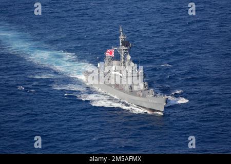 MER DES PHILIPPINES (fév 16, 2022) le porte-avions de la classe Nimitz USS Abraham Lincoln (CVN 72), le croiseur de missiles guidés de la classe Ticonderoga USS Mobile Bay (CG 53) et le destroyer de missiles guidés de la classe Arleigh Burke USS Spruance (DDG 111) naviguent en formation avec la Force d'autodéfense maritime du Japon (JF) Murasame-Class Hatyer Hatyer (DD-Class 105) et le Jdakuma (DMD-S-Datuma Indestaze) (TV [Training Vessel] 3520) pendant l'exercice Jungle Warfare 2022 (JWX 22). JWX 22 est un exercice de formation à grande échelle axé sur l'exploitation des capacités intégrées des partenaires conjoints et alliés pour renforcer les adjudicataire de tous les domaines Banque D'Images