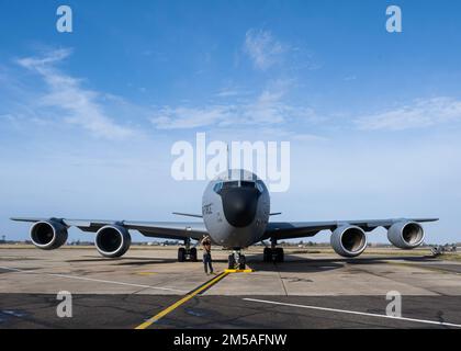 A ÉTATS-UNIS L'avion de la Force aérienne KC-135 Stratotanker affecté à l'escadre de ravitaillement en vol 100th se prépare à décoller de la ligne aérienne à Royal Air Force Mildenhall, en Angleterre, le 16 février 2022. L'ARW 100th est la seule aile permanente de ravitaillement en air des États-Unis dans le théâtre européen qui fournit le « pont » critique de ravitaillement en air qui permet à l'Armée de l'air expéditionnaire de se déployer dans le monde entier à un moment donné. Banque D'Images