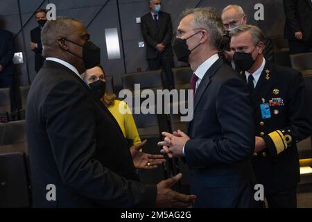 Le secrétaire à la Défense, Lloyd J. Austin, s'entretient avec le secrétaire général de l'OTAN, Jens Stoltenberg III, l'ambassadeur Julianne Smith, États-Unis Représentant permanent auprès de l'OTAN et lieutenant-adjoint Rob Bauer, président du Comité militaire de l'OTAN aux réunions ministérielles de défense au siège de l'OTAN à Bruxelles, Belgique, le 16 février 2022. Austin se rendra ensuite en Pologne pour des réunions et en Lituanie où il discutera avec les dirigeants des pays baltes. Banque D'Images
