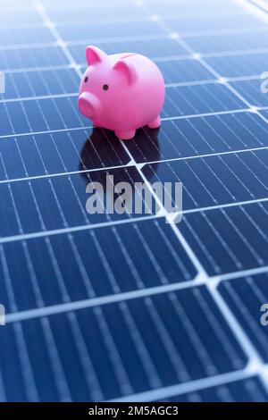 Concept d'économie d'énergie avec panneaux solaires et une tirelire Banque D'Images