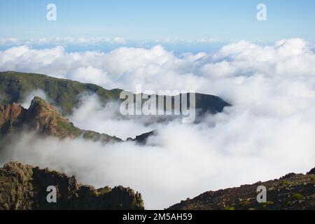 Landscape.in île de Madère avec des sommets de montagne entourés de nuages et d'un ciel bleu Banque D'Images