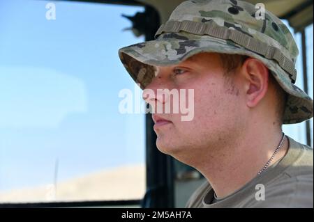 TSgt Corey Sokoloski, membre de la section S5 de l’escadron 386th des forces de sécurité expéditionnaires, repositionne Jersey Barriers à la base aérienne Ali Al Salem (Koweït) le 16 février 2022. La section S5 effectue des contrôles de sécurité physique et de protection des ressources pour inclure les barrières Jersey, les câbles Concertina et les murs en T afin de restreindre l'accès non autorisé. (É.-U. Photos de la Force aérienne par le Sgt. Arthur Wright) Banque D'Images