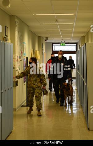 Sgt. 1st classe Jerri Daniels, à gauche, sergent provost aux États-Unis Army Garrison Benelux - Bruxelles, vérifie les poignées de porte des salles de classe à l'école américaine de Bruxelles. Deux équipes, chacune composée de soldats de la police militaire, de forces de l'ordre locales de la nation hôte, de chiens de travail et d'évaluateurs, ont peigné les couloirs de l'école américaine de Bruxelles lors d'un exercice d'intervention d'urgence le 16 février 2022 à l'annexe Sterrebeek de Zaventem, en Belgique. Banque D'Images