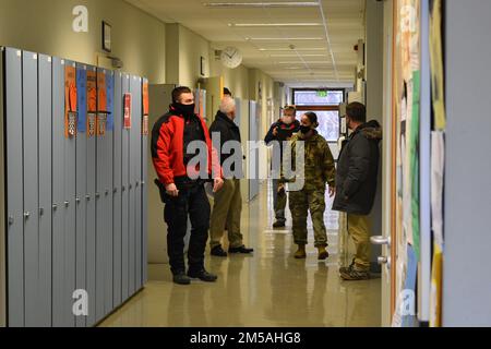 Deux équipes, chacune composée de soldats de la police militaire, de forces de l'ordre locales de la nation hôte, de chiens de travail et d'évaluateurs, ont peigné les couloirs de l'école américaine de Bruxelles lors d'un exercice d'intervention d'urgence le 16 février 2022 à l'annexe Sterrebeek de Zaventem, en Belgique. Banque D'Images