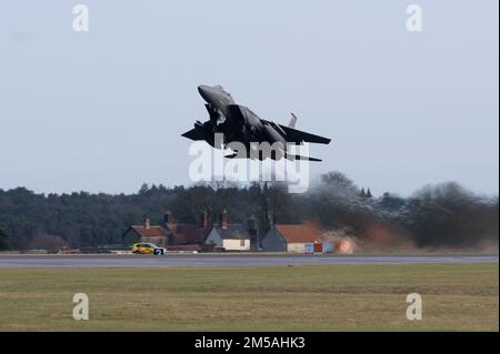Un F-15E Strike Eagle affecté au 494th Fighter Squadron prend le décollage de la ligne aérienne de la Royal Air Force Lakenheath, en Angleterre, le 16 février 2022. La Liberty Wing assure les intérêts nationaux des États-Unis et la défense des alliés et des partenaires par le vol régulier des sorties. Banque D'Images