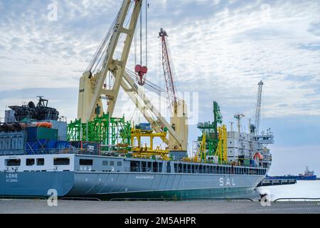 Le navire de levage lourd LONE de la SAL Heavy Lift GmbH dans le port de Mukran, Sassnitz, Mecklembourg-Poméranie occidentale, Allemagne, 13 août, 2022. Banque D'Images
