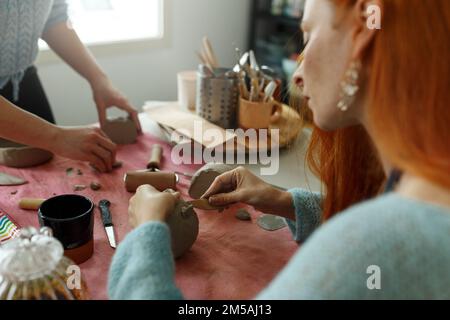 Atelier de poterie. Un plat d'artisanat en poterie à partir d'une argile crue. Création de céramiques Banque D'Images