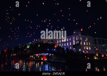 Une belle vue de lanternes de ciel flottant dans la nuit à Volos, Grèce, créant l'esprit de Noël Banque D'Images