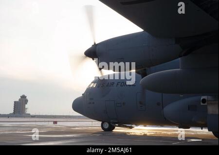 Une escadre de transport aérien C-130 de 934th avec équipage, agents d'entretien et fret en route vers la zone de responsabilité de l'EUCOM se prépare à prendre un taxi et à partir de la rue Minneapolis-St. Paul Air Reserve Station le 16 février 2022. La Réserve de la Force aérienne est une force létale, prête à combattre, qui joue un rôle essentiel dans la sécurité mondiale et nationale et qui fournit des capacités essentielles tant au pays qu’à l’étranger. Les aviateurs de l'aile Reserve Citizen se déploient pour soutenir un effort plus large visant à démontrer notre engagement envers nos alliés de l'OTAN, alors que les États-Unis prennent des mesures prudentes pour accroître la disponibilité de leurs forces Banque D'Images