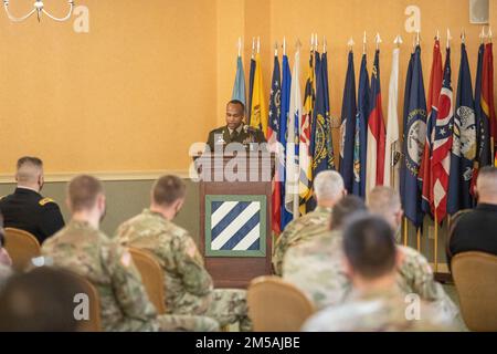 Le sergent de commandement Marcus Pitts, le 4th Bataillon, 3rd Aviation Regiment, 3rd combat Aviation Brigade, 3rd Infantry Division commandant en chef et conférencier invité de l'événement, prononce un discours lors de l'observation du mois de l'histoire de l'Amérique africaine au Hunter Club, à l'aérodrome de l'armée de chasseurs, en Géorgie, au 16 février 2021. La célébration du mois de l'histoire afro-américaine est l'occasion de reconnaître et de réfléchir à la richesse de l'histoire, de la culture et des contributions des Afro-Américains. Banque D'Images