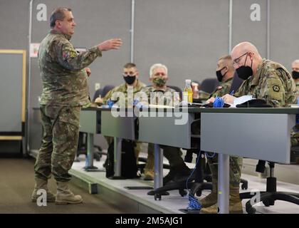 Le général de division Robert Burke, commandant adjoint du V corps de soutien, V corps, prend des notes en tant que lieutenant général Tomiță-Cătălin Tomescu, commandant du Sud-est du corps multinational, présente les soldats du V corps à fort KNOX, Kentucky, le 16 février 2022. Le dossier de développement professionnel des dirigeants de la région de la mer Noire faisait partie de la visite de Tomescu pour améliorer l'interopérabilité entre le V corps et leurs alliés de l'OTAN. Banque D'Images