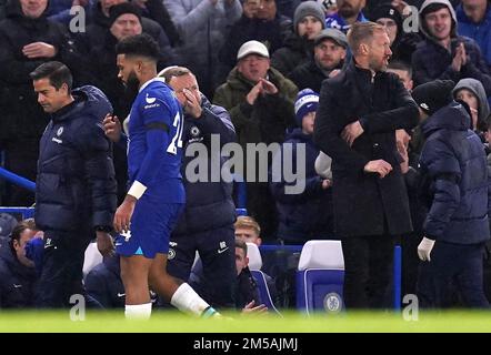 Reece James (à gauche) de Chelsea semble frustré après avoir quitté le terrain blessé alors que le Manager Graham Potter regarde pendant le match de la Premier League à Stamford Bridge, Londres. Date de la photo: Mardi 27 décembre 2022. Banque D'Images