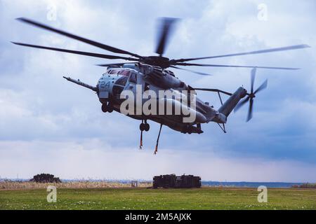 A ÉTATS-UNIS L'hélicoptère Super Stallion CH-53E du corps maritime affecté au Marine Heavy Helicopter Squadron (HMH) 466 installe un canister PATRIOT MM-104 à l'appui de l'exercice Jungle Warfare 22 à la gare de Torii, Okinawa, Japon, le 16 février 2022. JWX est un exercice de formation sur le terrain à grande échelle axé sur l'exploitation des capacités intégrées des partenaires conjoints et alliés pour renforcer la sensibilisation, les manœuvres et les incendies de tous les domaines dans un environnement maritime distribué. Banque D'Images