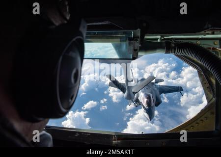 Le principal Airman Seth Amiott, exploitant de la rampe du 909th Escadron de ravitaillement aérien, ravitaillent en carburant un É.-U. Corps maritime F-35B Lightning II de l'escadron d'attaque de chasseurs marins 242 de la station aérienne du corps maritime Iwakuni (Japon), au cours de l'entraînement conjoint de ravitaillement au-dessus de l'océan Pacifique, le 16 février 2022. La formation conjointe renforce les partenariats et améliore les capacités, permettant aux États-Unis de maintenir la suprématie aérienne et d'assurer une Indo-Pacific libre et ouverte. Banque D'Images