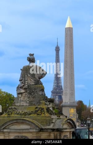 Paris, France. 30 octobre. 2022. Vue sur l'obélisque depuis la place de la Concorde. La Tour Eiffel en arrière-plan. Statue féminine représentant une ville. Banque D'Images