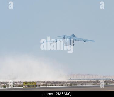 A ÉTATS-UNIS Air Force C-5M Super Galaxy de l'aile Air Mobility 60th, base aérienne de Travis, Californie, décollage de la base aérienne d'Al Dhafra, Émirats arabes Unis, 16 février 2022. Le C-5 est un avion de transport stratégique utilisé pour transporter du fret et du personnel pour le ministère de la Défense. Banque D'Images