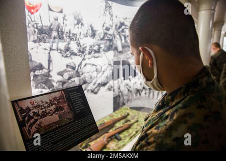 U.S. Marine Recruit à Lima Company, 3rd Recruit Training Battalion, lit les expositions de plaque de Montford point au musée de commandement sur Marine corps Recruit Depot, San Diego, 16 février 2022. Le musée permet aux nouvelles Marines de rassembler la sagesse de leurs frères du passé comme ils commencent leur voyage dans le corps des Marines. Banque D'Images