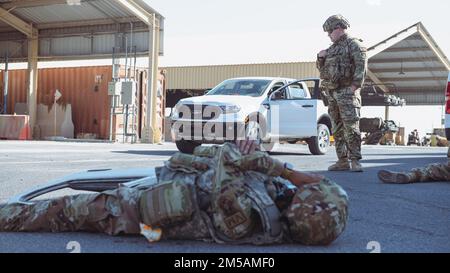 ÉTATS-UNIS Le Sgt Jason Cheney, maître de la Force aérienne, membre de l'escadron 379th de la sécurité expéditionnaire (à droite), radio pour signaler une scène simulée de victimes de masse à la base aérienne d'Al Udeid, au Qatar, le 16 février 2022. En tant que premiers intervenants, il appartient à chaque membre de l’EPA de prendre des décisions sous pression, de rendre les premiers soins et de signaler des détails précis et clairs au Centre des opérations de défense de la base pour obtenir un soutien supplémentaire. Banque D'Images