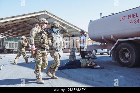 ÉTATS-UNIS Le Sgt Jason Cheney, commandant de la Force aérienne, membre de l’Escadron de sécurité expéditionnaire du 379th e Escadron (à gauche), aide un Airman blessé lors d’une simulation de victimes à la base aérienne d’Al Udeid, au Qatar, le 16 février 2022. Diverses unités autour de l'installation ont participé à Grand Shield 22-3, une formation de préparation de quatre jours qui a posé des menaces simulées telles que les missiles balistiques de théâtre (TBM) et les systèmes aériens sans pilote (UAS). Banque D'Images