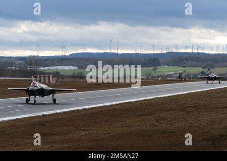 Deux États-Unis Air Force F-35A Lightning IIS du 34th Fighter Squadron de la base aérienne de Hill, Utah, taxi après l’atterrissage à la base aérienne de Spangdahlem, Allemagne, le 16 février 2022, pour renforcer la position de défense collective de l’OTAN et renforcer les capacités des partenaires et alliés régionaux. Le F-35A Lightning II est un combattant polyvalent, agile, hautes performances et multirôle qui combine fusion de capteur furtif et une visibilité de la situation sans précédent. Banque D'Images