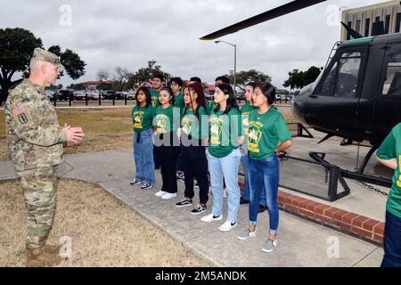 ÉTATS-UNIS Centre d’excellence médical de l’Armée de terre le général commandant Dennis LeMaster parle avec des étudiants du cours de formation des officiers de réserve subalternes de l’École secondaire Dillard McCollum des possibilités de médecine de l’Armée de terre. Banque D'Images