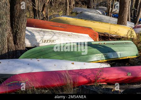 Bateaux à rames sur terre entreposés à l'envers pour l'hiver dans le district de Lehtisaari à Helsinki, en Finlande Banque D'Images