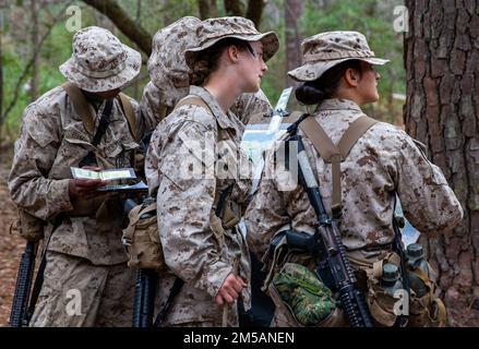 Les recrues de la compagnie Charlie, 1st Recruit Training Battalion, et de la compagnie novembre, 4th Recruit Training Battalion, naviguent vers des points de destination pendant la navigation terrestre sur Marine corps Recruit Depot Parris Island, S.C., 17 février 2022. La navigation terrestre enseigne aux recrues comment utiliser une boussole et une carte pour trouver leur chemin à travers un territoire. Banque D'Images