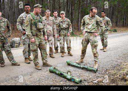 Les soldats de Red Currahee du 1st Bataillon, 506th Infantry Regiment, 1st Brigade combat Team, 101st Airborne Division (Air Assault) sont testés sur leur compétence en armes lors de la course d'aventure de l'opération Toccoa Tough le 16 février 2022, fort Campbell, Ky. La course d'endurance à distance inconnue était composée de huit stations qui ont testé les leaders sur des sujets tels que la connaissance de l'assaut aérien, la maîtrise des armes, ainsi que leur forme physique. Banque D'Images