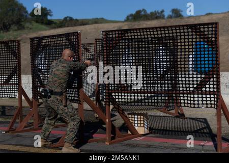 ÉTATS-UNIS Le capitaine de marine Austen White, commandant de la compagnie Headquarters and Service Company, 7th Engineer support Battalion, 1st Marine Logistics Group, lance un système de canon modulaire M18 lors du Marine corps Marksmanship Competition sur la base du corps des Marines Camp Pendleton, Californie, 16 février 2022. La compétition est conçue pour améliorer de manière significative la compétence des participants dans l’utilisation des armes individuelles en affinant les compétences fondamentales en matière de stratégie de marché, en apprenant les techniques de stratégie de marché et en faisant passer les frontières mentales et physiques dans un forum concurrentiel. Banque D'Images