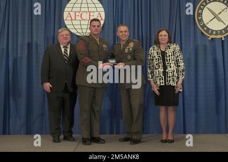 (De gauche à droite) États-Unis Peter Daly, vice-SMA de la Marine, chef de la direction de l'Institut naval des États-Unis Corps maritime Sgt. Zachary Williams, une marine de maintenance de systèmes électroniques au sol avec la Marine Expeditionary Unit 15th, États-Unis Le Lieutenant général Matthew Glavy, commandant adjoint de l'information, le Lieutenant général Susan Lawrence, officier en chef de l'information, pose pour une photo de groupe tandis que Williams reçoit le Prix Copernic 2022 lors de la Conférence et exposition de l'Ouest de l'Association des communications et de l'électronique des Forces armées à San Diego, en Californie, le 16 février. 2022. Le Copern Banque D'Images