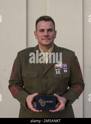 ÉTATS-UNIS Le Sgt. Zachary Williams, maître du corps maritime, une Marine de maintenance des systèmes électroniques au sol avec l'unité expéditionnaire maritime 15th, pose une photo après avoir reçu le prix Copernic 2022 lors de la Conférence et exposition de l'Ouest de l'Association des communications et de l'électronique des Forces armées à San Diego, en Californie, le 16 février 2022. Le prix Copernicus récompense les lauréats pour leur rendement constant et supérieur dans leurs domaines d'emploi liés à la commande, au contrôle, aux communications, à l'informatique et au renseignement (C4I)/ à la technologie de l'information. Banque D'Images