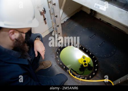 STATION NAVALE NORFOLK, VIRGINIE (16 février 2022) Roland Campbell, du chantier naval de Puget Sound et de l'installation d'entretien intermédiaire, surveille un véhicule commandé à distance VideoRay (ROV) lors d'une démonstration d'inspection de réservoir de ballast à bord de l'USS Iwo Jima (LHD 7). Le Centre régional d'entretien de la région de l'Atlantique (FMAR) a accueilli la démonstration du ROV, à laquelle ont assisté de nombreux experts en ingénierie et en innovation, afin d'obtenir des renseignements sur l'impact de cette technologie sur l'entretien des navires. La MARMC assure l'entretien, la gestion et la supervision des navires de surface de l'entretien du secteur privé et de l'assistance technique à la flotte Banque D'Images