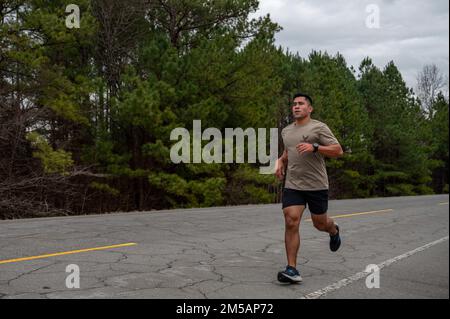 Tech. Le Sgt Brandon Novenario, recruteur spécial de guerre de l'escadron de recrutement 330th, participe à un test de condition physique de niveau 2 à la base aérienne de Little Rock, Arkansas, le 16 février 2022. Les techniciens d'élimination des munitions explosives de l'escadron 19th du génie civil ont dirigé Novenario et trois membres du programme d'entrée retardée tout au long de l'essai. Banque D'Images