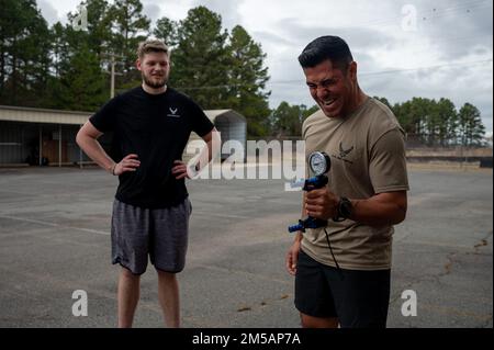 Tech. Le Sgt Brandon Novenario, recruteur spécial de guerre de l'escadron de recrutement 330th, teste sa force de préhension à la base aérienne de Little Rock, Arkansas, le 16 février 2022. Le test de force de préhension est un composant du test d'aptitude physique Tier 2 qui exige que les aviateurs pressent un dynamomètre pendant trois à cinq secondes. Banque D'Images