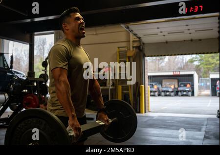 Tech. Le Sgt Brandon Novenario, recruteur spécial de guerre de l'escadron de recrutement 330th, effectue la composante d'endurance à l'adhérence de l'épreuve de condition physique de niveau 2 à la base aérienne de Little Rock, Arkansas, le 16 février 2022. Les normes d'essai de niveau 2 ont été élaborées pour s'adapter aux exigences physiques propres à un emploi, en fonction des tâches et des missions effectuées par des avions de guerre spéciaux. Banque D'Images