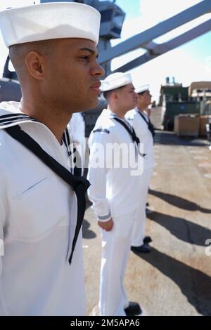 OCÉAN PACIFIQUE (16 février 2022) des marins se tiennent en formation lors d'une inspection uniforme à bord du navire d'atterrissage en quai amphibie de la classe Harpers Ferry USS Pearl Harbor (LSD 52), dans l'océan Pacifique, le 16 février 2022. Les marins et les marins du Essex Amphiobie Ready Group (ARG) et de l'unité expéditionnaire maritime 11th (MEU) mènent actuellement des opérations de routine dans la flotte américaine 3rd. Banque D'Images