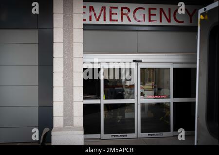 Les aviateurs du groupe médical des opérations spéciales de 1st font entrer un patient dans la salle d'urgence 22 février 2022, à l'AFB d'Eglin, en Floride. La mission du service d'urgence d'Eglin est de fournir des soins intensifs aux patients gravement malades ou blessés. Banque D'Images