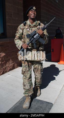 Airman 1st Class Mwaka Chilufya, défenseur de l'escadron 27th des forces de sécurité des opérations spéciales, pose pour un portrait soulignant le mois de l'histoire des Noirs à la base aérienne de Cannon, Nouveau-Mexique, le 16 février 2022. Les défenseurs des forces de sécurité protègent les biens et le personnel de la Force aérienne au pays et en milieu de gamme, assurant la sécurité des bases de la Force aérienne partout dans le monde. L'escadre des opérations spéciales de 27th célèbre le mois de l'histoire des Noirs en mettant en valeur les hommes aériens noirs de divers domaines de carrière à travers la base. Banque D'Images