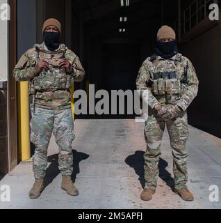 ÉTATS-UNIS Le premier Airman James Mack de la Force aérienne (à gauche) et le premier Airman Wesley Hughes, les défenseurs de la Force de sécurité affectés à l'escadron des forces de sécurité des opérations spéciales de 27th, posent pour un portrait soulignant le mois de l'histoire des Noirs à la base aérienne de Cannon, au Nouveau-Mexique, le 16 février 2022. Les défenseurs des forces de sécurité protègent les biens et le personnel de la Force aérienne au pays et en milieu de gamme, assurant la sécurité des bases de la Force aérienne partout dans le monde. L'escadre des opérations spéciales de 27th célèbre le mois de l'histoire des Noirs en mettant en valeur les hommes aériens noirs de divers domaines de carrière à travers la base. Banque D'Images