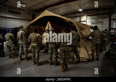 Les membres de la 366th Escadre Fighter ont installé le centre des opérations de l'aile (WOC) sur la base aérienne de Mountain Home, Idaho, le 16 février 2022. Un centre d’opérations de l’aile principale est utilisé pour commander et contrôler la production de sortie pour plusieurs escadrons de génération de mission qui peuvent provenir ou non de la même base aérienne. Banque D'Images